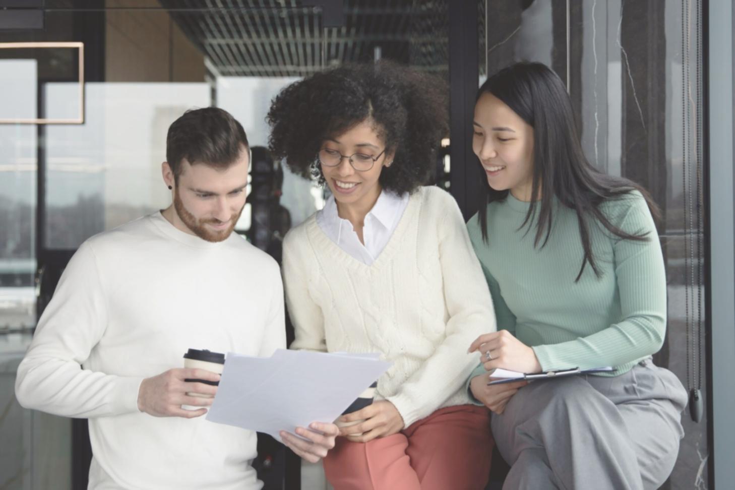 Documentos de planificación financiera organizados sobre mesa