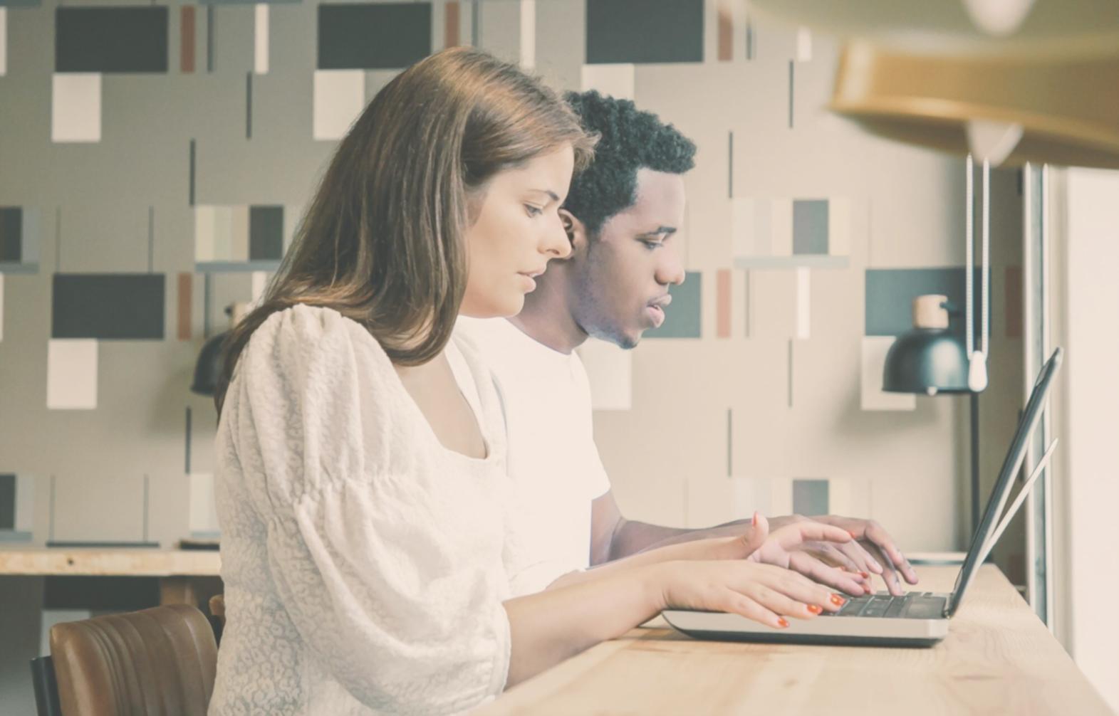 Espacio de trabajo organizado mostrando planificación financiera