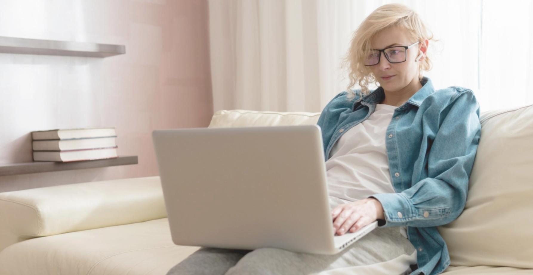 Espacio de trabajo organizado con documentos financieros y calculadora